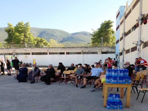 Παίζοντας μπάλα με τους νέους του Ειδικού Σωφρονιστικού Καταστήματος Αυλώνα